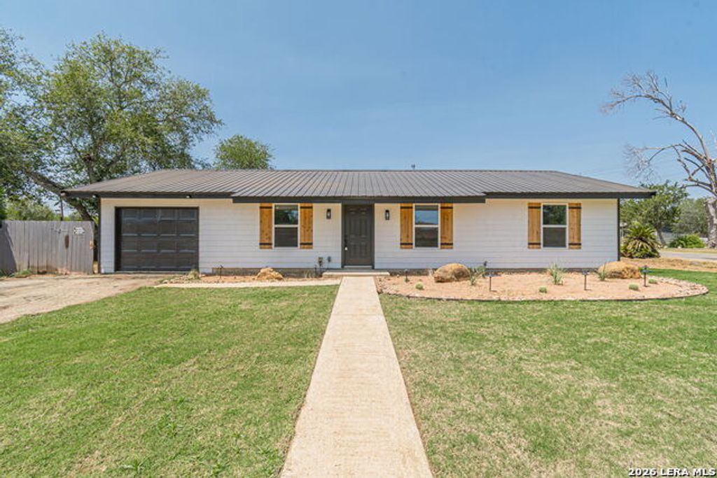 1215 Olive, Jourdanton