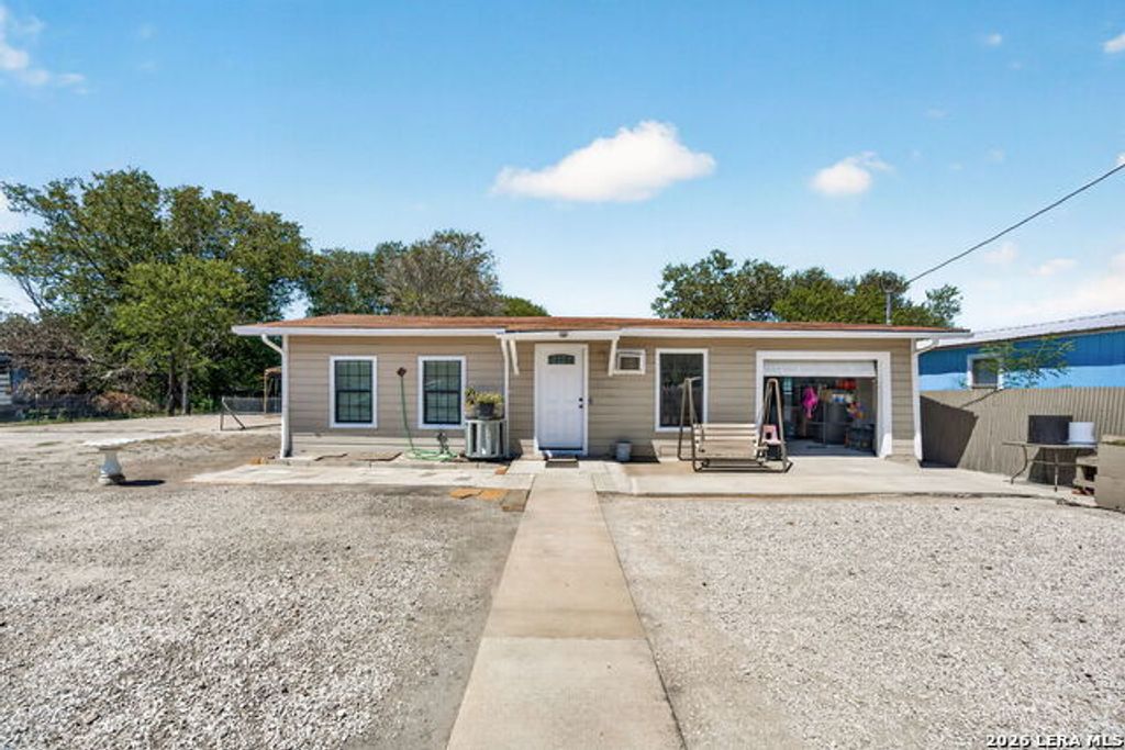 850 Fm 743, Kenedy