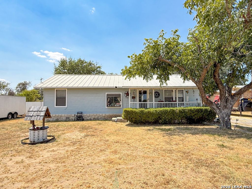 110 Renfro Dr, Devine