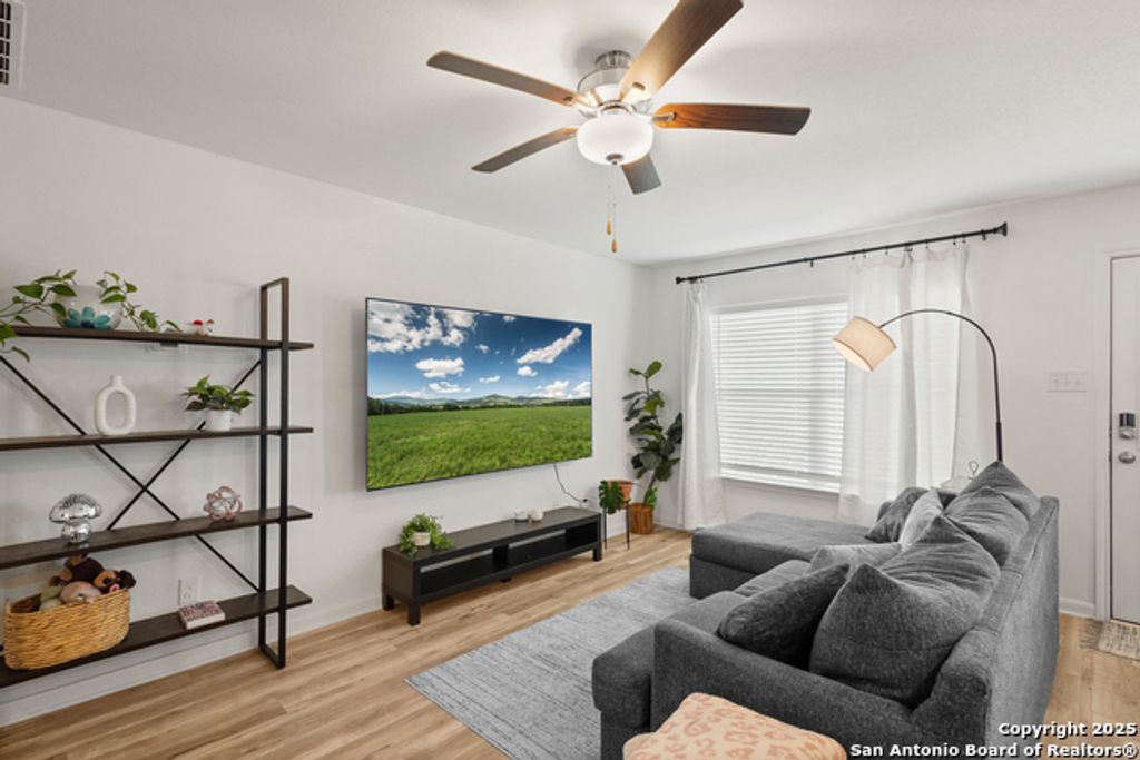 16025 Dickens Blf, Lytle