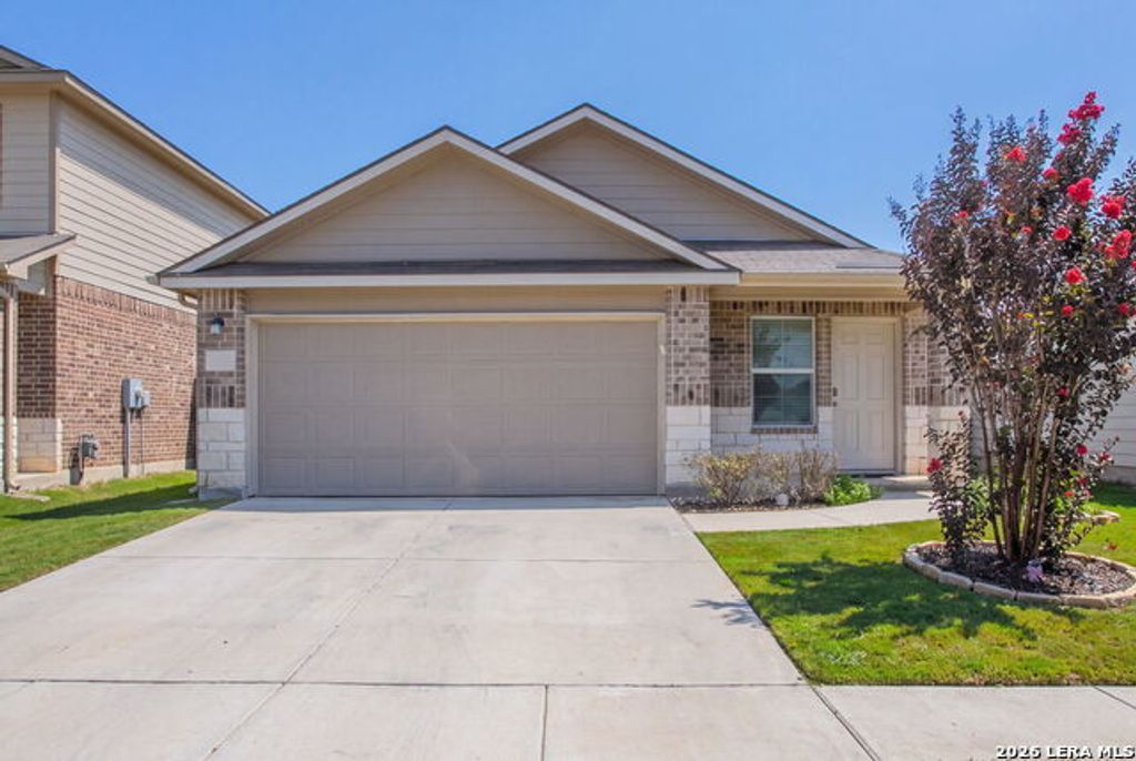 237 Middle Green Loop, Floresville