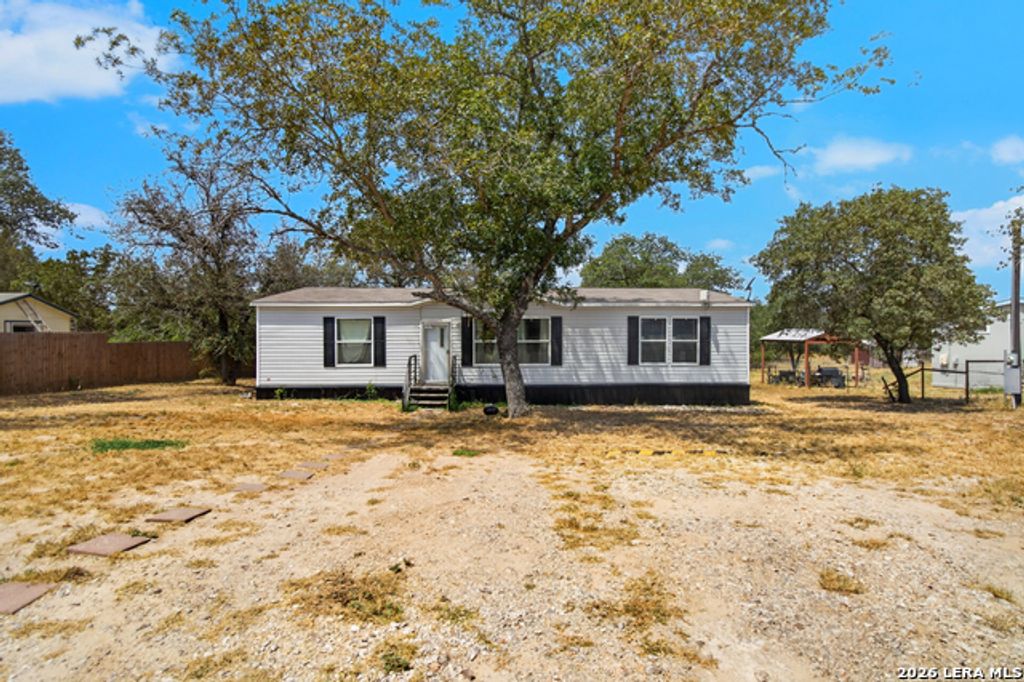 140 Valley View Dr, Poteet