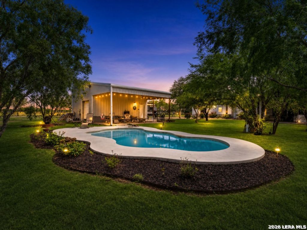 209 Gentle Breeze, Floresville