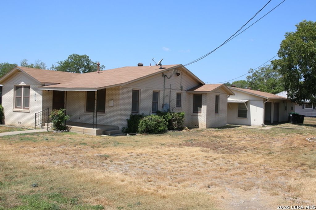 901 Houston, Castroville