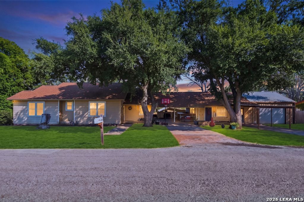 1604 J St, Floresville