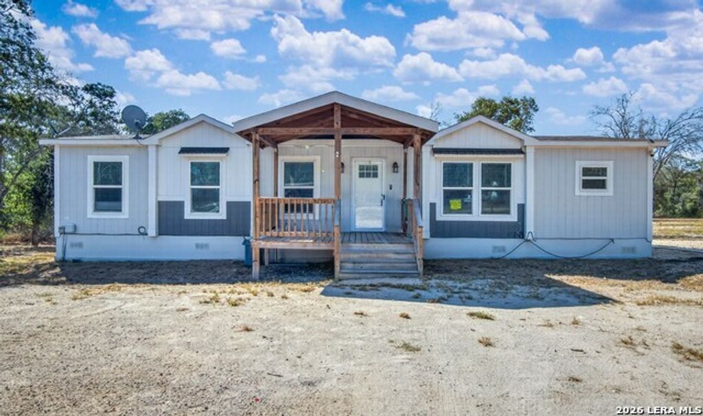 209 Sandy Oaks Dr, Seguin