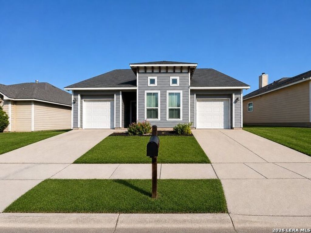 132 Lark Hill Rd, Floresville