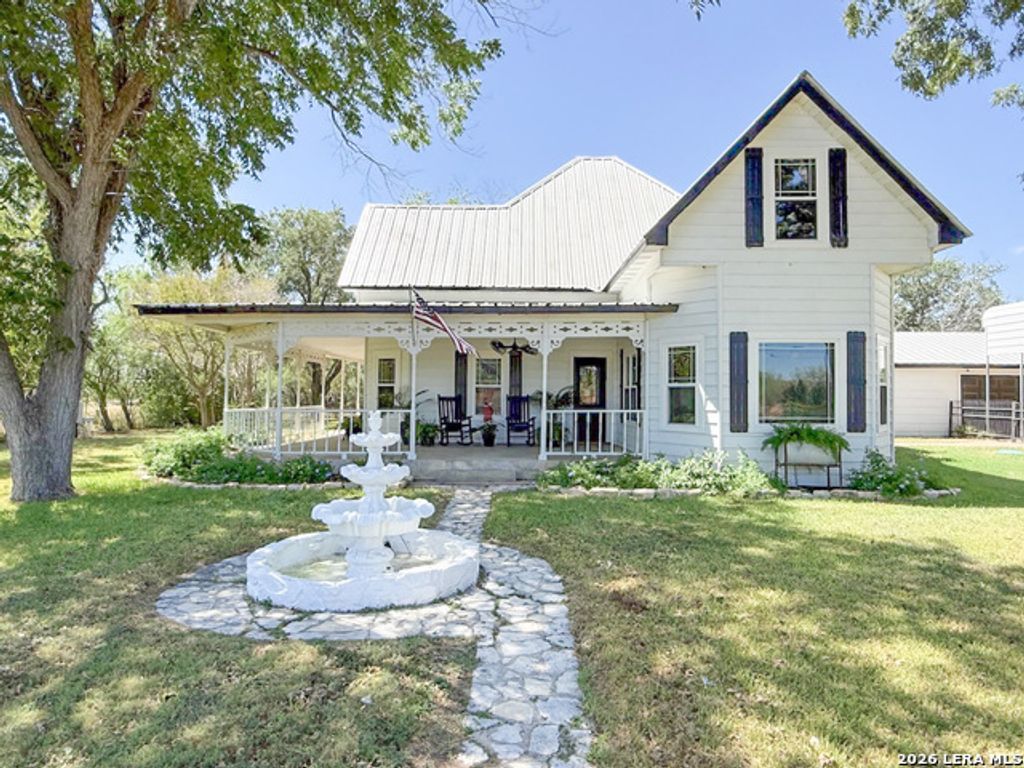 901 Zig Zag Ave, Devine
