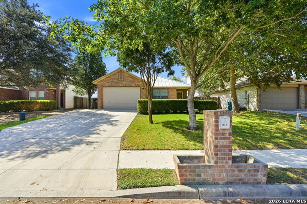313 Chisholm Trl, Seguin