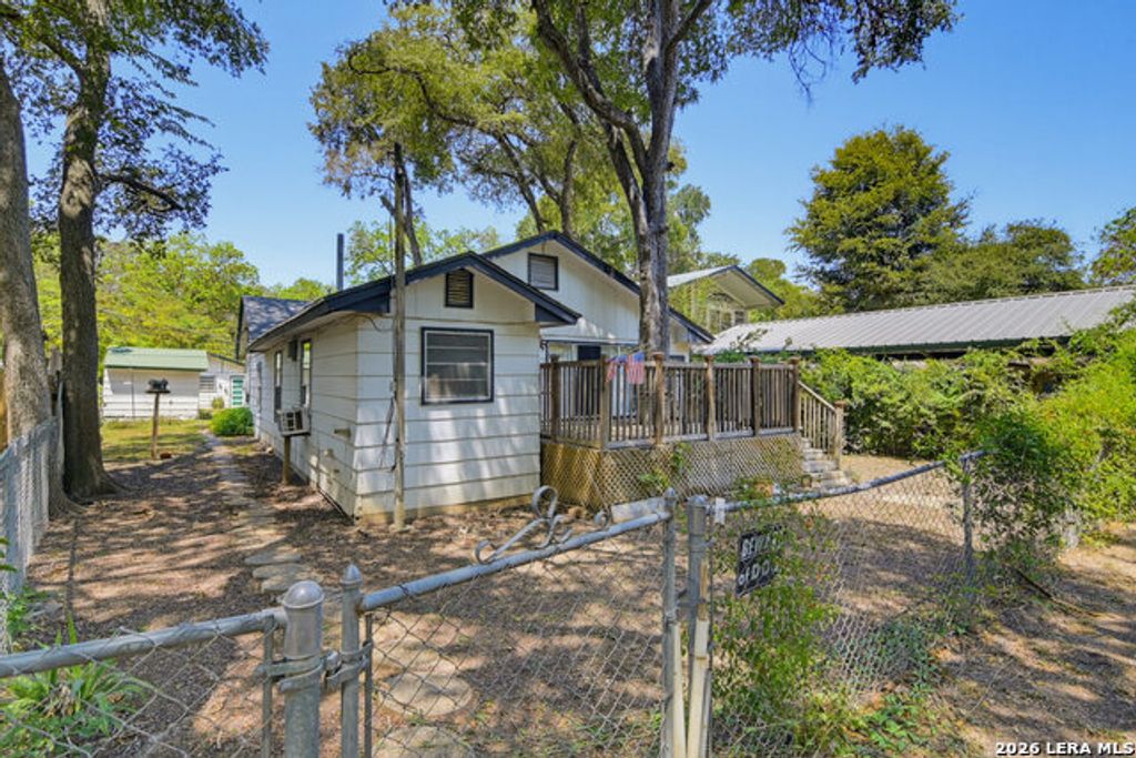 924 Lake Drive, Seguin