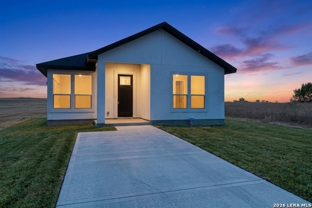 124 Camino Verde Ct, La Vernia