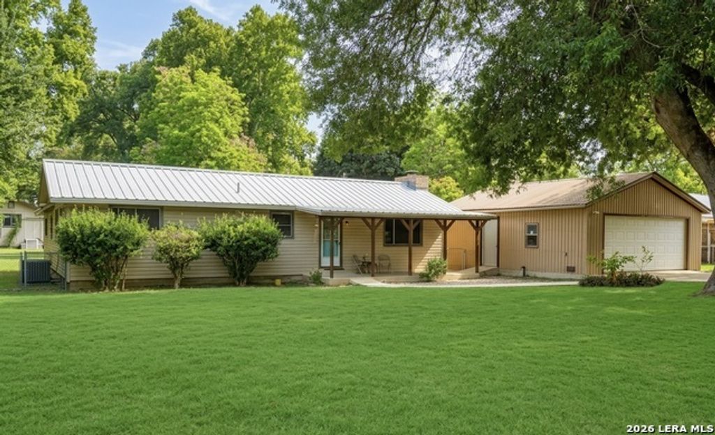 1410 Pecan Dr Nw, McQueeney
