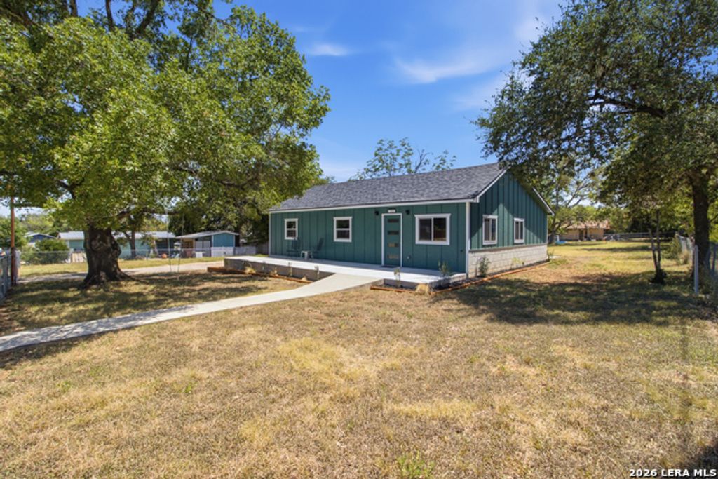 1506 Sycamore St, Bandera