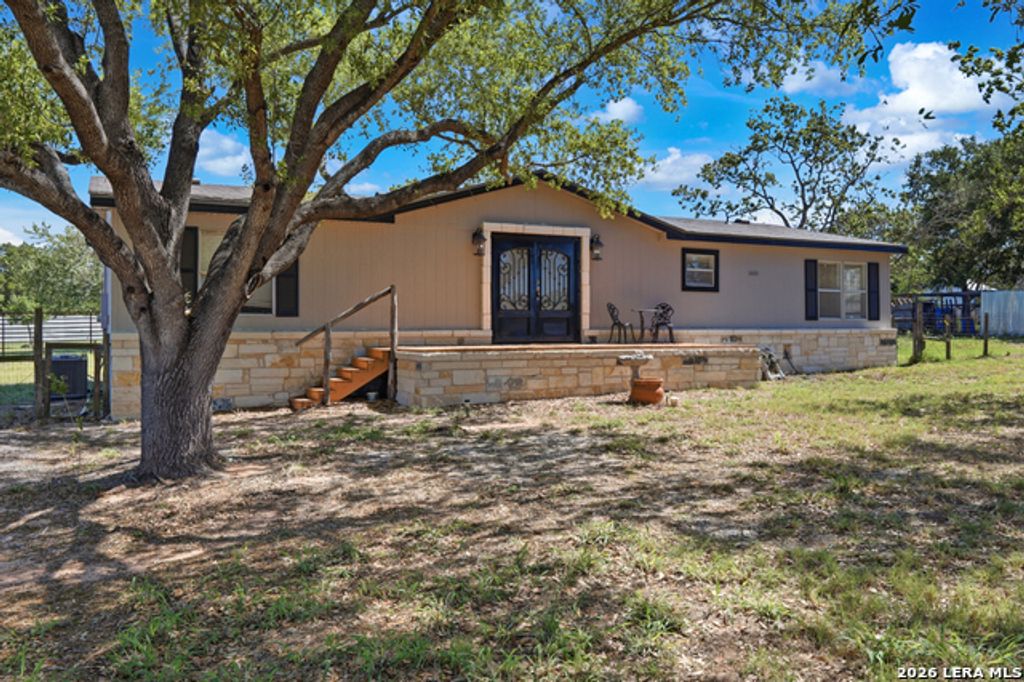 205 Creekview Dr, Floresville