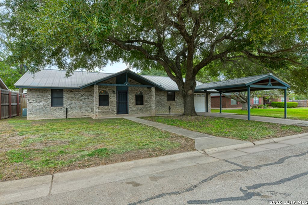 904 W West St, Stockdale