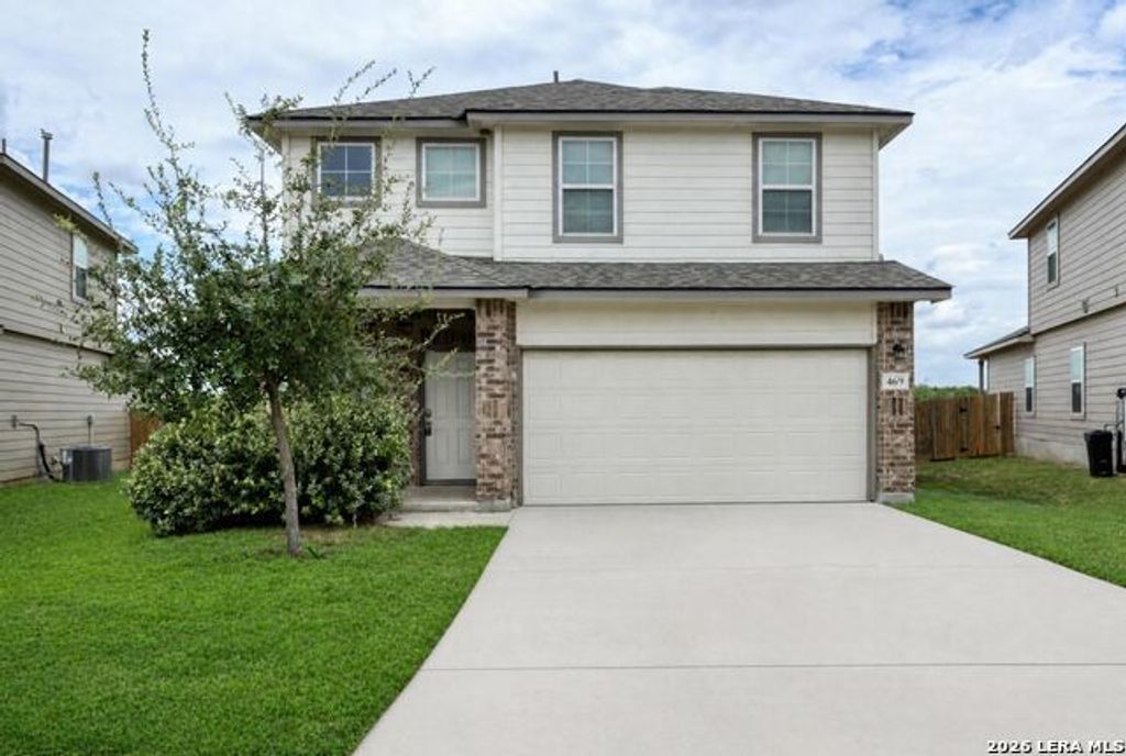 469 Middle Green Loop, Floresville