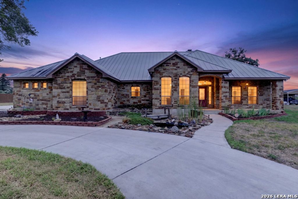 144 Abrego Lake, Floresville