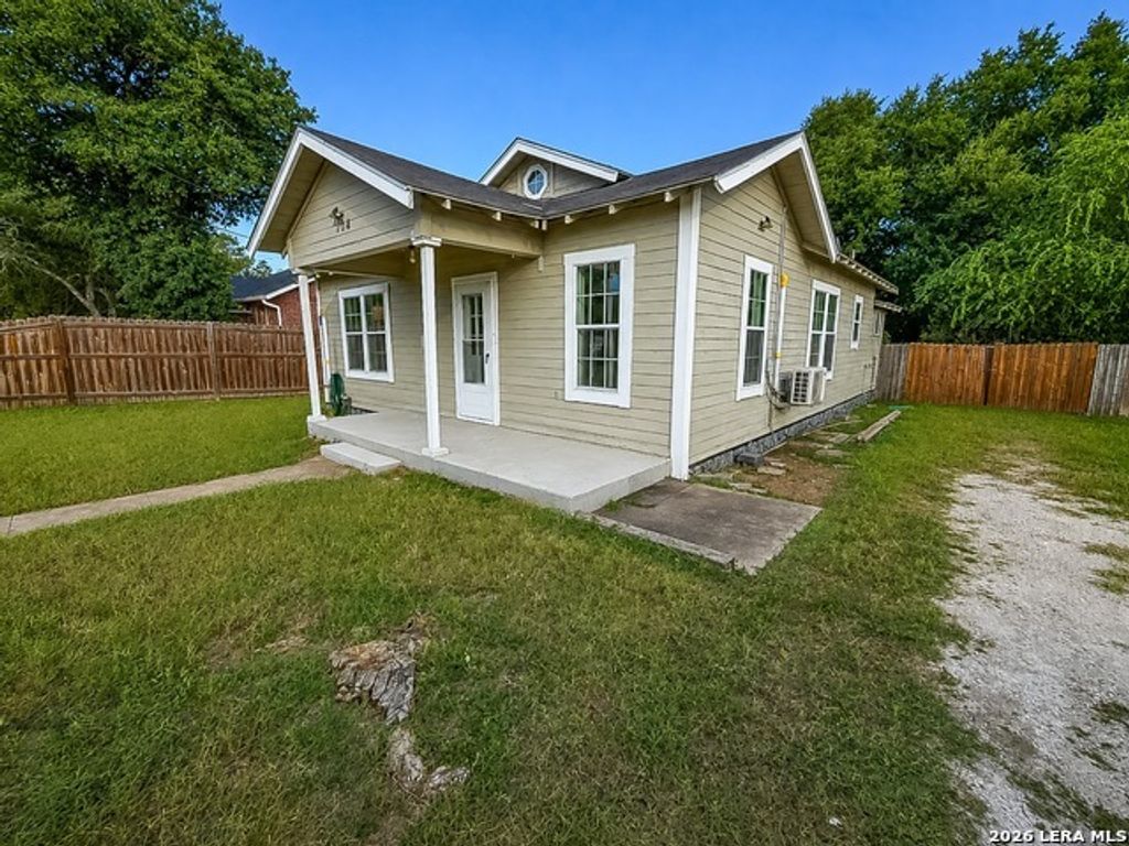 104 E Hutchinson, Beeville