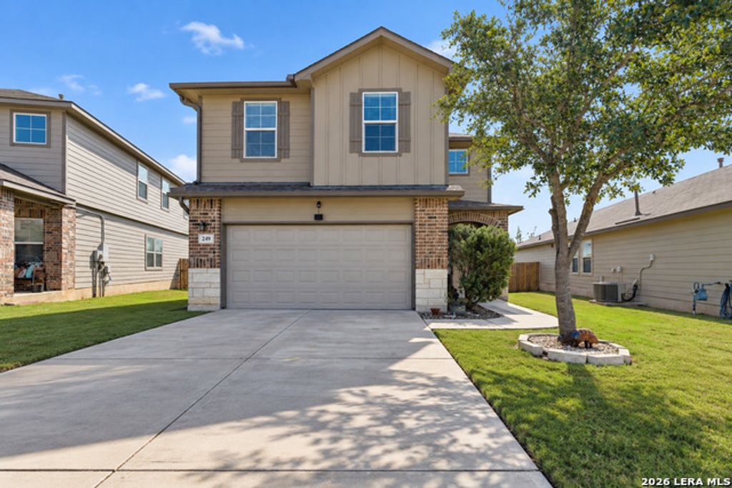 249 Middle Green Loop, Floresville