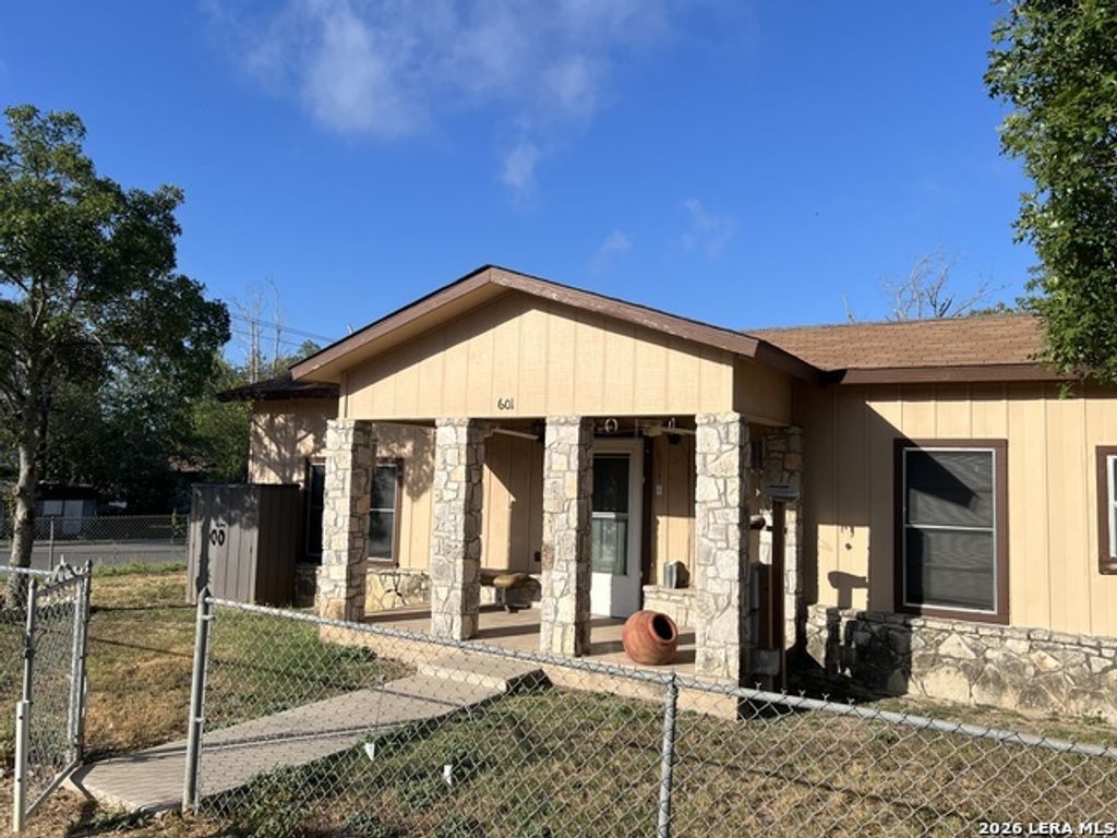 601 Como, Uvalde