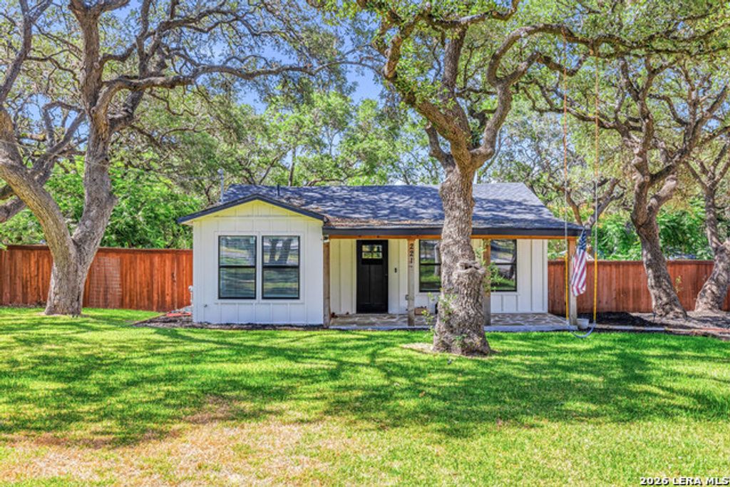 221 W Highland Dr, Boerne