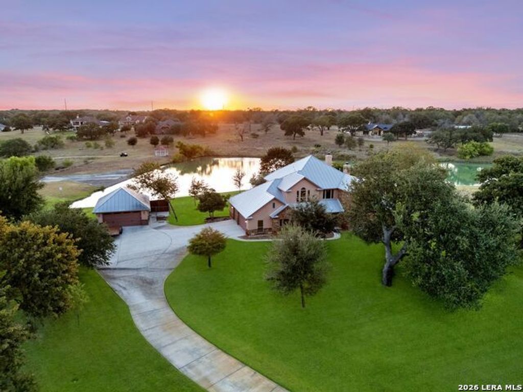177 Abrego Lake Dr, Floresville