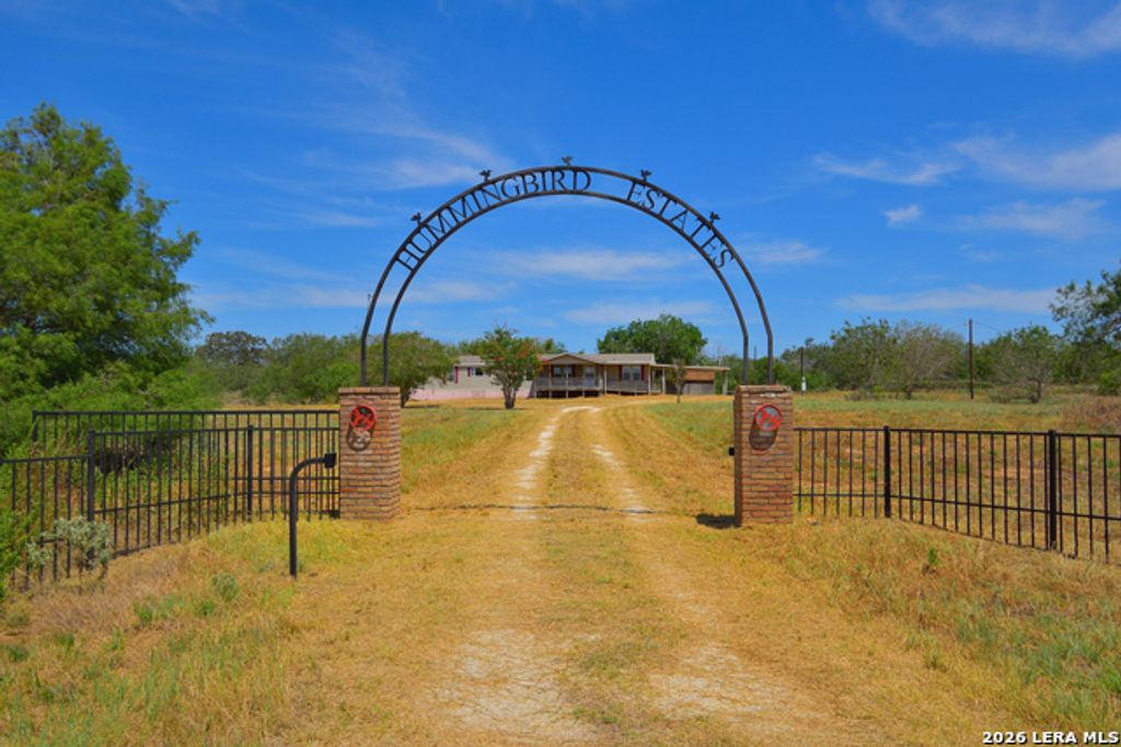 8073 County Road 401, Floresville