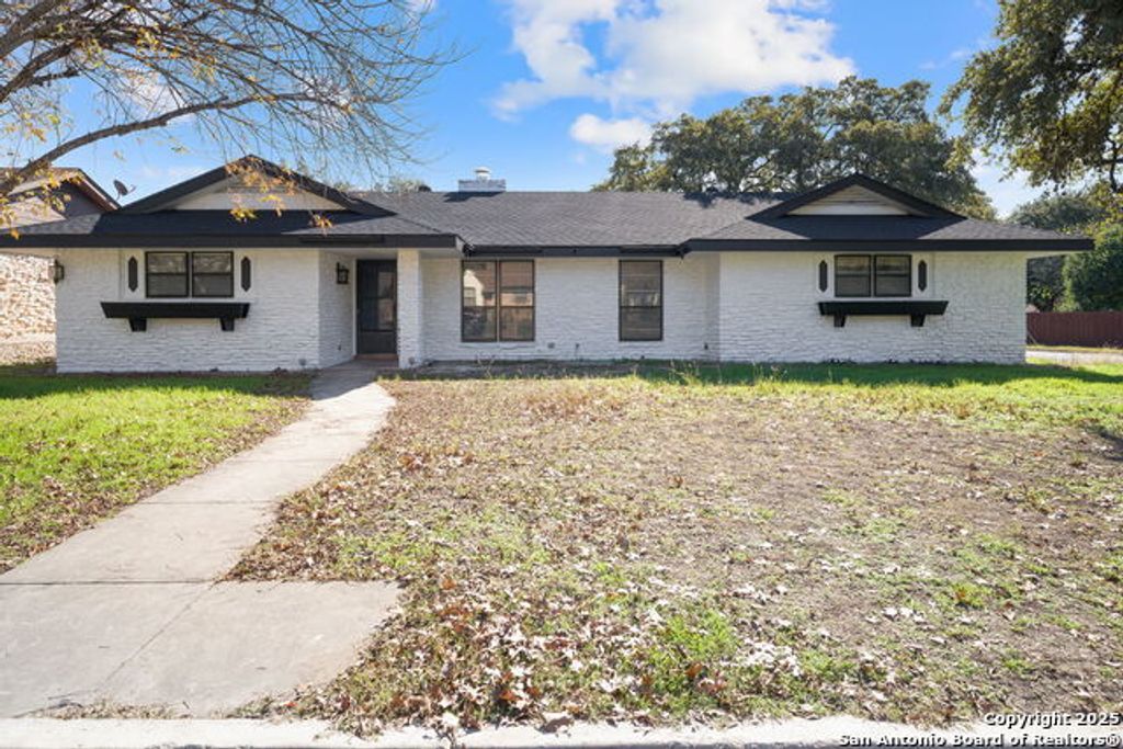 702 Fawndale, Windcrest