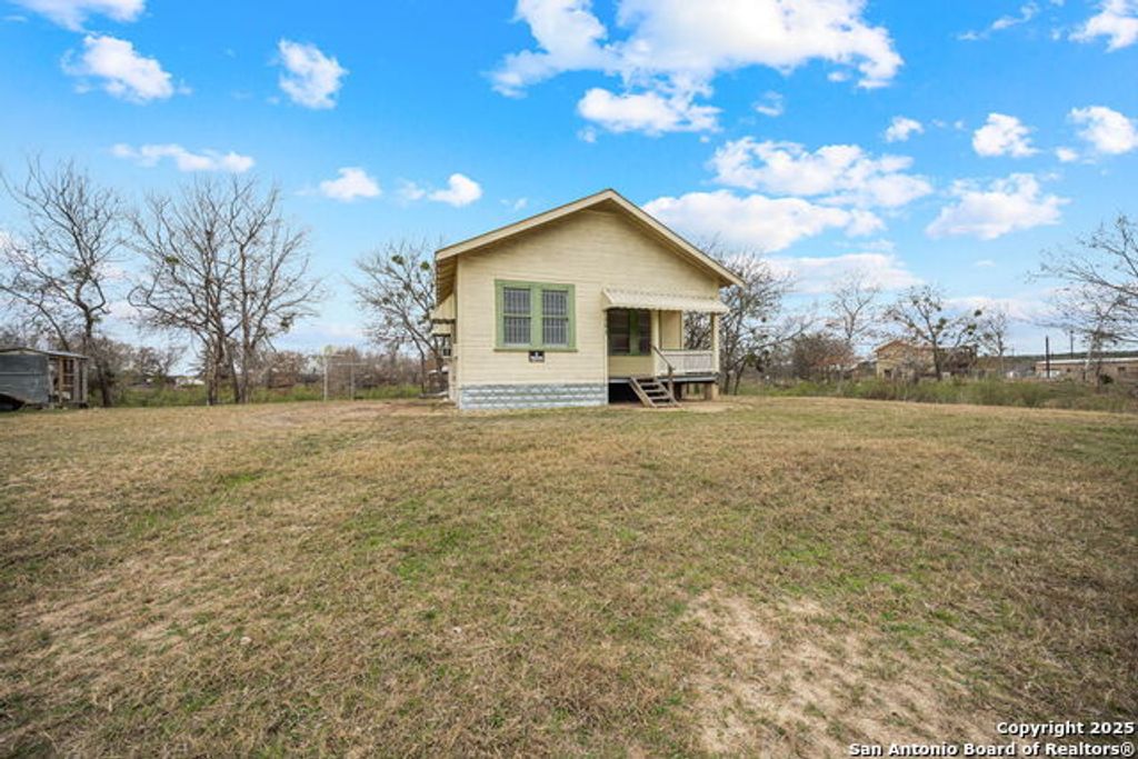 292 Beach Shore Dr, Bandera