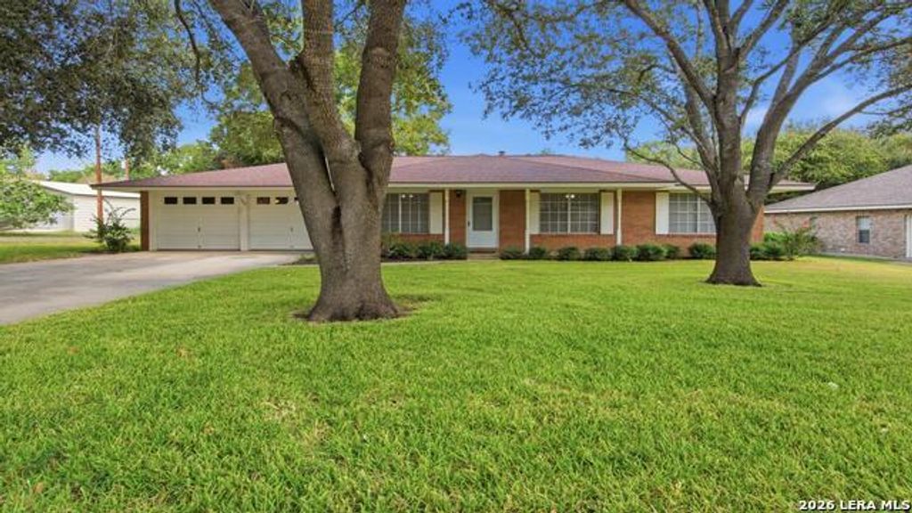 1702 Chestnut St, Floresville