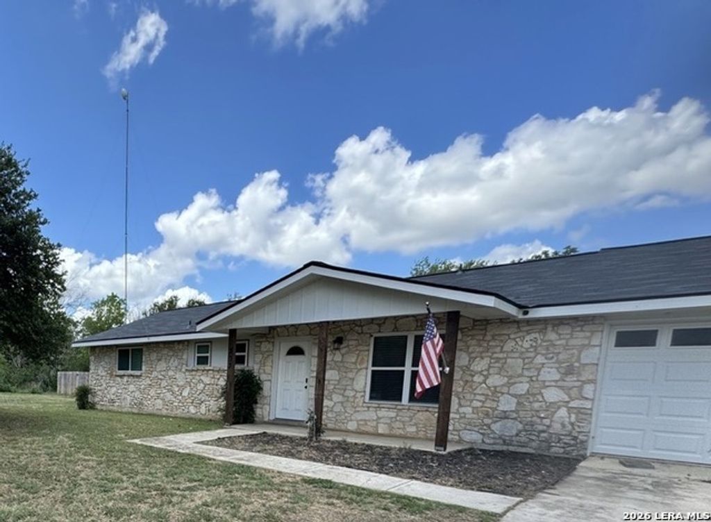 303 Dry Hollow Rd, La Vernia