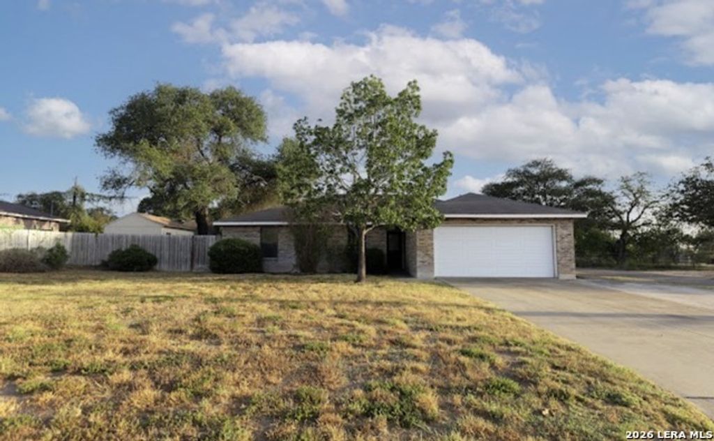 302 Bain Dr, Devine
