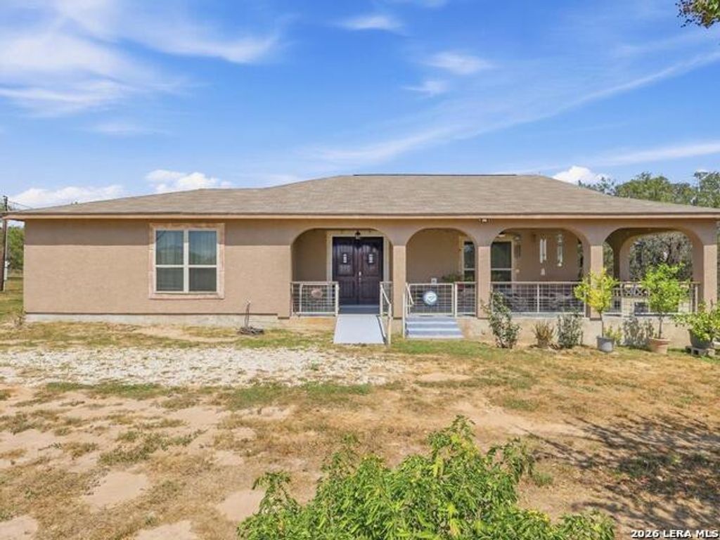 685 Clear Lake Loop, Poteet