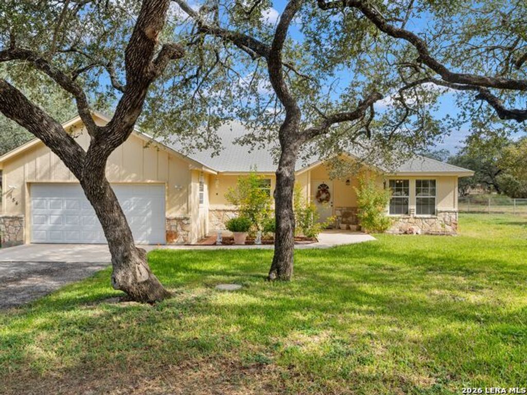 154 Red Fox, Poteet