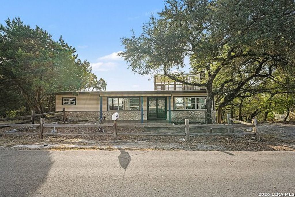 820 Hill Top Dr, Canyon Lake