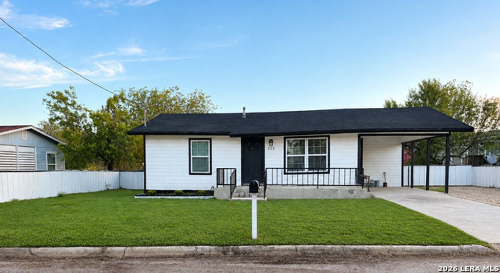 355 E Obregon St, Dilley