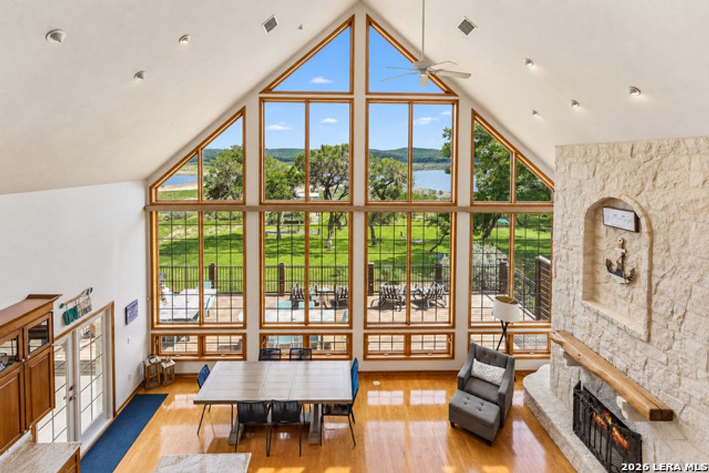 275 Lookout Dr, Lakehills