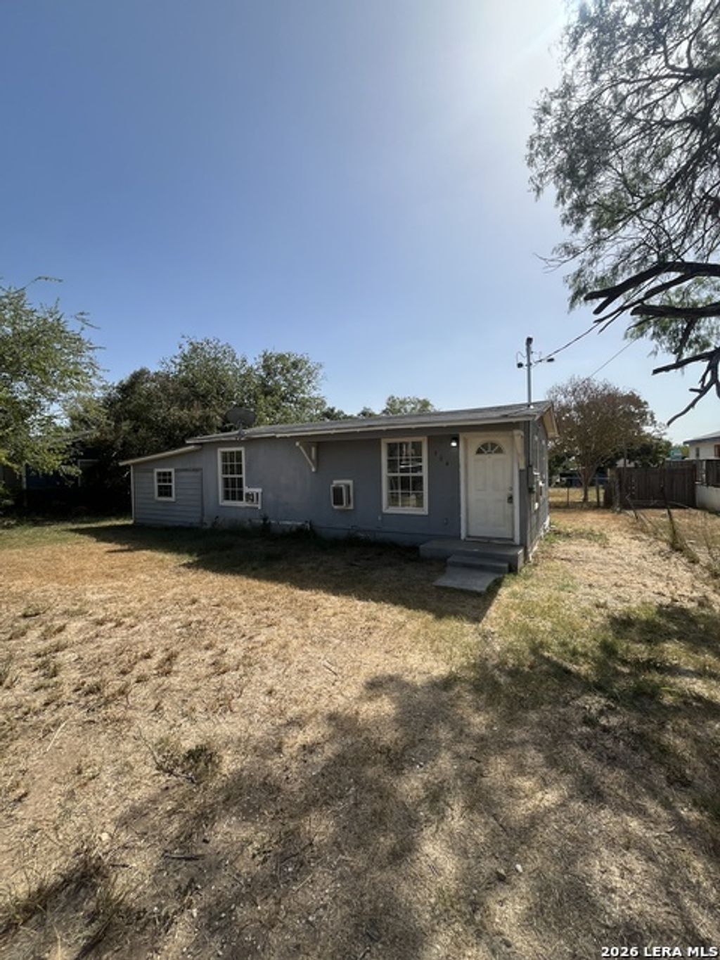 904 Pine, Floresville