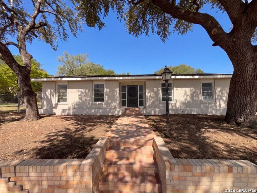 1205 G St, Floresville