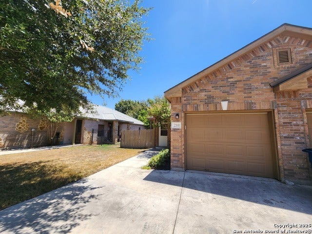 210 Anne Louise Dr, New Braunfels
