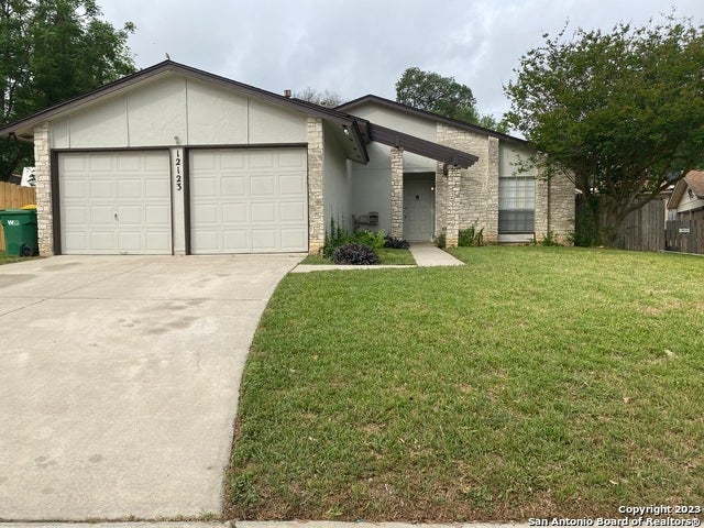 12123 Stevens Ct, Live Oak