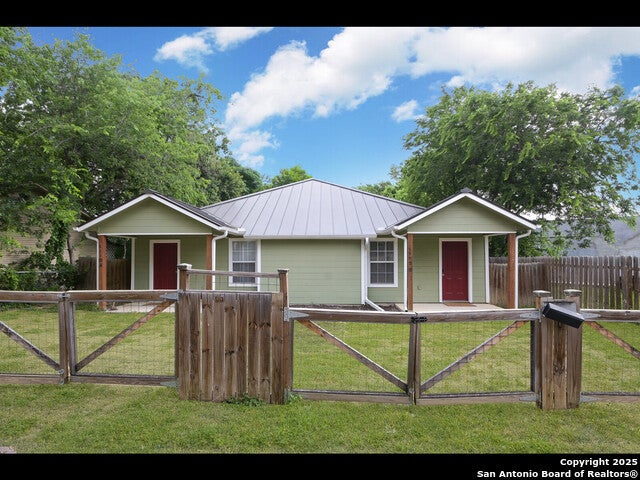 1119 W Myrtle #b, San Antonio