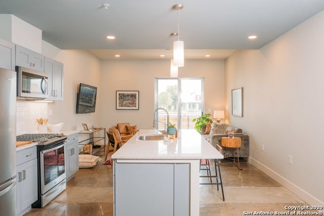 210 W Peden #113, San Antonio