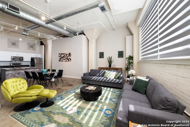 1401 S Flores #202, San Antonio