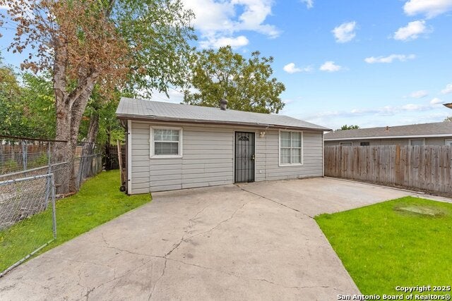 315 Pool Drive B, San Antonio