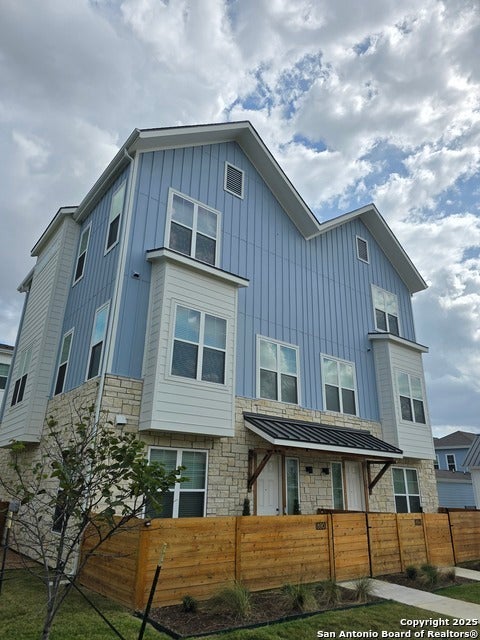 902 Academy Ave. Th1, New Braunfels