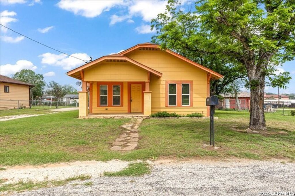 1408 8th St, Floresville