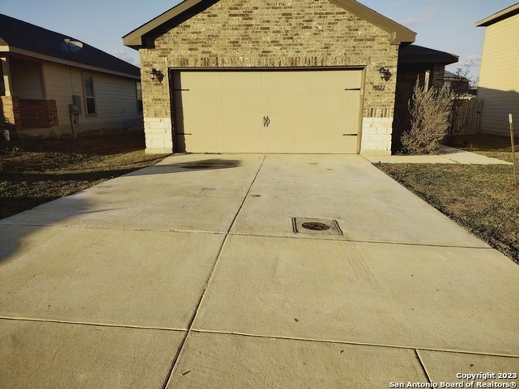 10827 Airmen Dr, Converse