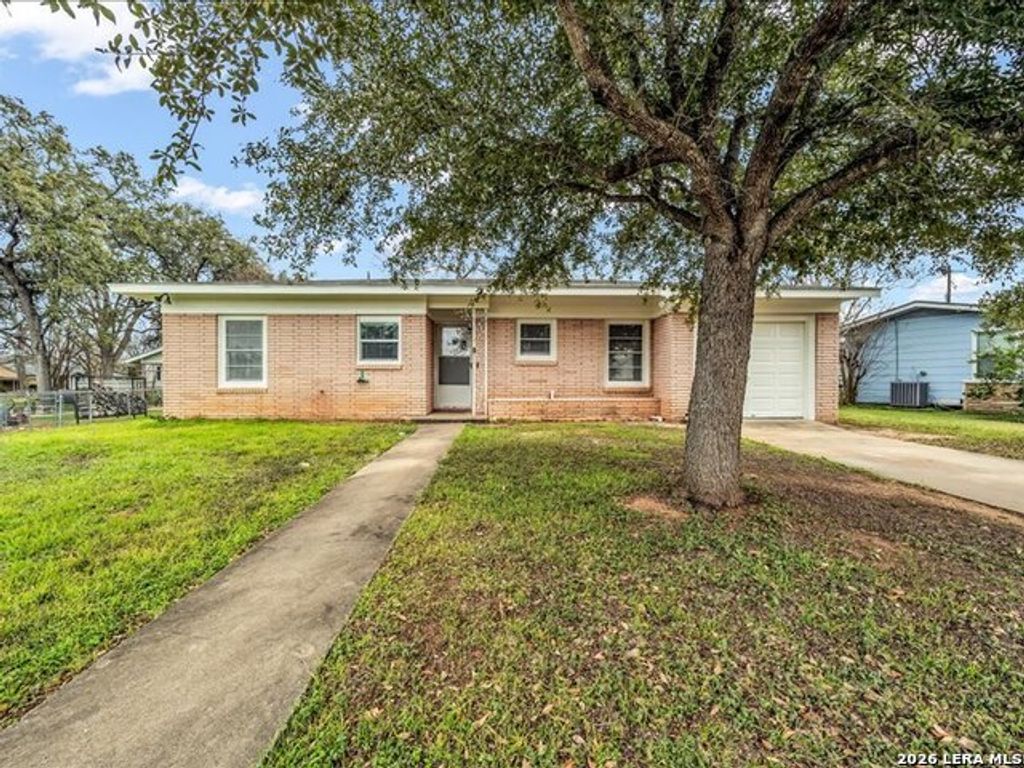 602 C Street, Floresville