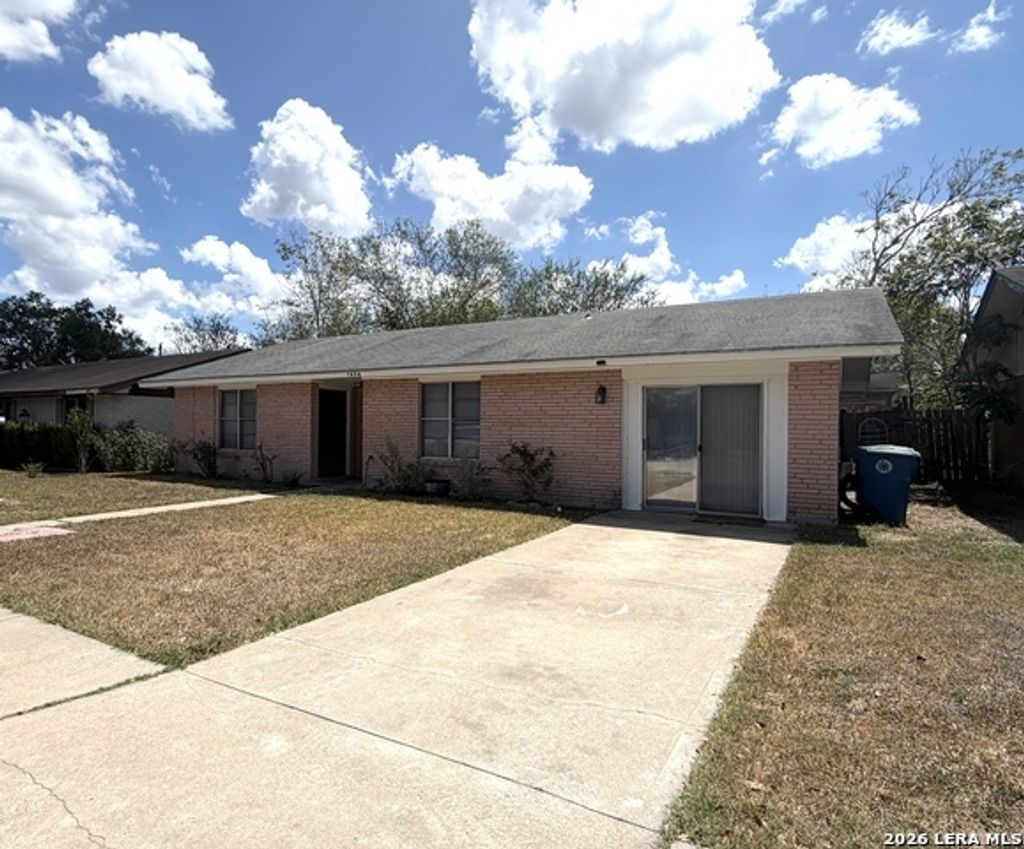 1404 Fairview Dr, Beeville